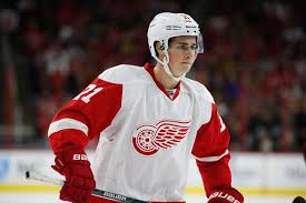 Larkin tecknar ett femårigt kontrakt med Red Wings